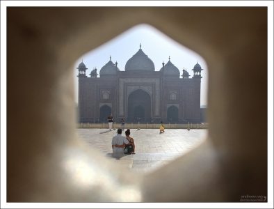 За год Тадж-Махал посещает около 5 миллионов посетителей.