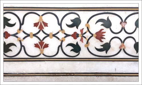 Стеклянная мозаика на стенах и потолке в Красном форте.