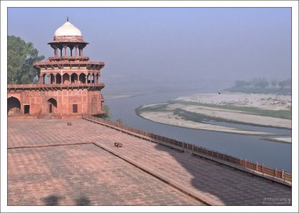 Красный форт над рекой Ямуна - крепостное сооружение в индийском городе Агра.