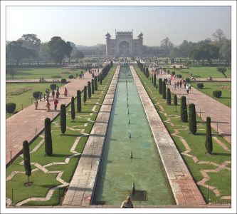 Узкий бассейн, примыкающий к южному фасаду Тадж-Махала.