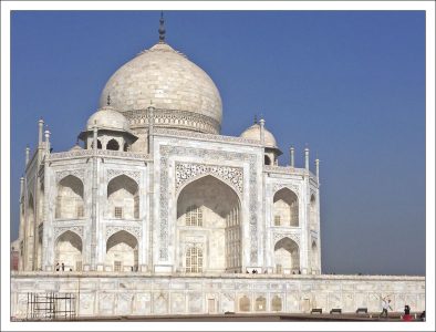 Несмотря на расширяющуюся парковую зону вокруг Тадж-Махала и закрытие ряда особенно грязных производств в Агре, мавзолей всё равно желтеет. Его приходится регулярно чистить при помощи особой белой глины.