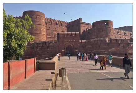 Красный форт полностью обнесён стеной из раджастанского красного песчаника.