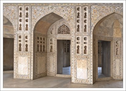 The Muthamman Burj - белый мраморный дворец над бастионами Красного форта.