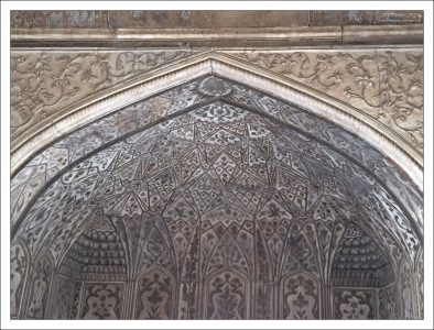 Декоративный потолок летнего дворца Шиш-Махал на территории Красного форта.