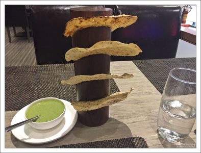 Сервировка лепешек роти в ресторане “Made in Punjab”.