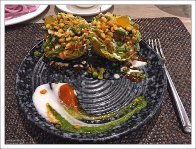 Tokri chaat – блюдо северной индийской кухни (корзиночки из запеченной картошки с бобами в соусе).