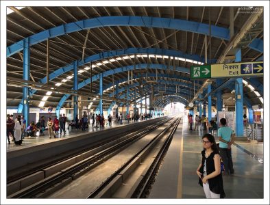 Надземная станция метрополитена Дели.