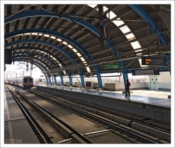 На каждой станции есть схемы метро с обозначениями стоимости проезда с данной станции до любой, куда необходимо доехать. Вагоны метро оснащены системой кондиционирования.