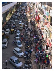Типичное для Дели уличное движение.