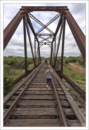 Старый железнодорожный мост в глубинке Техаса.