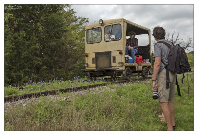 Местные железнодорожные энтузиасты обкатывают вагонетку собственной конструкции.