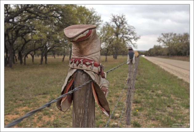 Boot fence - Сапоговый забор, между техасскими городками Hunt и Kerrville. Раньше ковбои вешали сапоги на забор, когда у них умирала лошадь.
Теперь пополнить коллекцию может любой желающий, кому не жалко старых сапог.