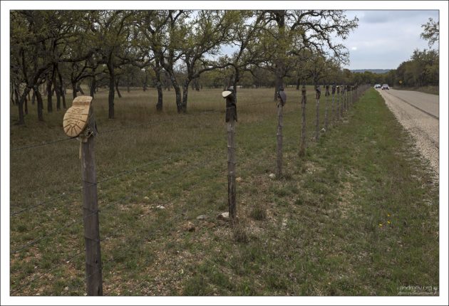 Забор "Boot Hill" или "Boot Fence" появился в начале 1970-х годов, и с тех пор всё растет и растет.