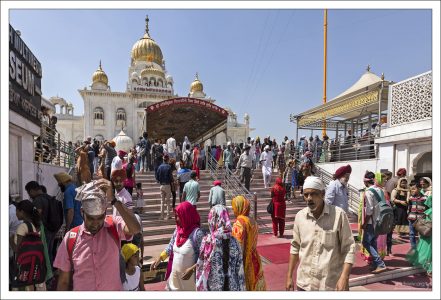 На входе в сикхский храм - Гурдвару Бангла Сахиб.
