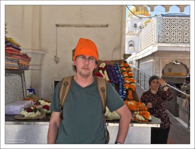 Чтобы войти в храм сикхов, голова обязательно должна быть покрыта как у мужчин, так и у женщин.