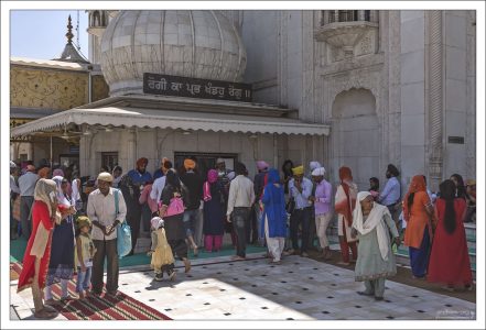 Бесплатная раздача воды на территории гурдвары Бангла Сахиб.