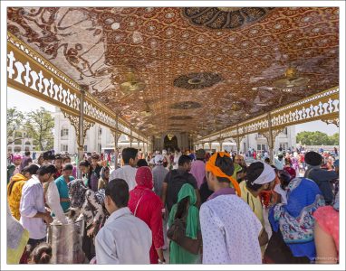 Очередь на вход в гурдвару Бангла Сахиб.