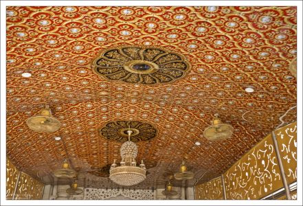 Галерея с вентиляторами на потолке на входе в гурдвару Бангла Сахиб.