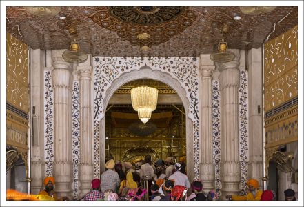 Сикхи почитают всех людей как своих братьев; они не признают кастовой системы, и считают, что Бог един, и что Бога нельзя ограничить до размера какой-либо одной страны. В каждом человеке, по их мнению, есть Бог и есть возможности духовного роста и развития.