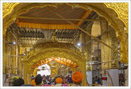 Настоящая золотая отделка гурдвары Бангла Сахиб. Как сказал гид: если видите у сикхов что-то похожее на золото - это золото :)