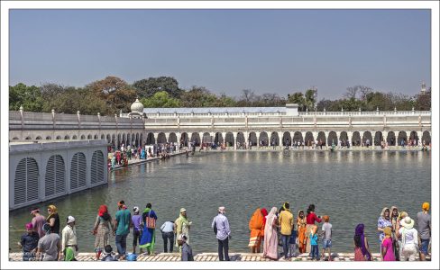 Бангла Сахиб славится большим прудом внутри комплекса, известным как «Саровар», воды которого считаются сикхами священными и называются «амрита».