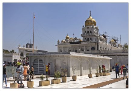 Храм сикхов Бангла Сахиб с обратной стороны. Закрытое со всех сторон здание - купальня для женщин.