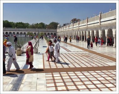 Весь внутренний двор комплекса Бангла Сахиб облицован мрамором.