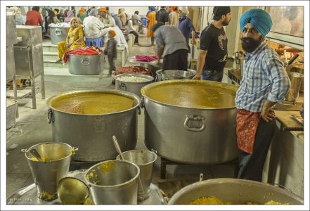 На кухне работают так называемые «севадары» – добровольцы, не ищущие никакой награды за свою работу.