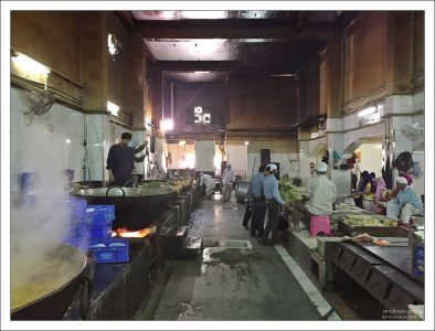 В лангарах раздают исключительно вегетарианскую пищу, чтобы люди всех вероисповеданий могли попробовать её.