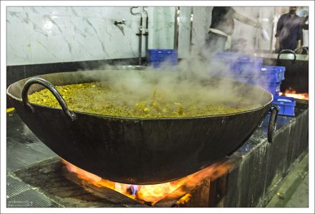 Часто для вкуса в дхал добавляют порошок карри, кокосовое молоко, лимонный сок, помидоры, чеснок и обжаренный лук.