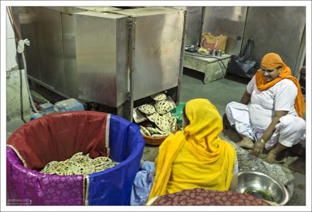 В час такая машина производит около 4000 лепешек. Сто пятьдесят женщин-волонтеров за то же время могут изготовить только 2000 штук.