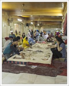 Рецепт лепешек предельно прост: мука, вода, соль, масло гхи. Любой может вот так запросто присесть за низкий помост, и налепить столько лепешек, сколько захочет.