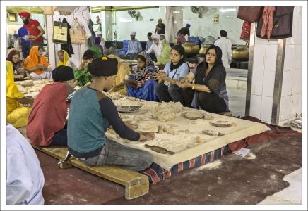 Каждый день в гурдвару Бангла Сахиб приходит около 35 тысяч человек, а в праздники или фестивали эта цифра утраивается. Севадары начинают работу в 4 утра, а заканчивают около часа ночи.