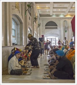 Когда еда готова, в большом зале на полу раскатывают ковровые дорожки. Каждый час двери лангара открываются и места занимают все пожелавшие вкусить храмовой еды. Свободных мест обычно не остается.