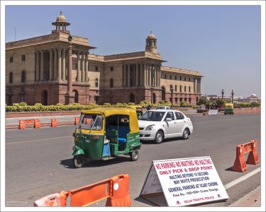 Важная часть системы общественного транспорта в Дели – это желто-зеленые «гробики» на колесах, aka моторикша, больше известные здесь под словом “auto”, а по всей Азии – тук-тук.