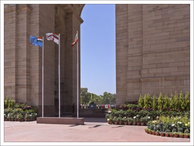 У подножия "Ворот Индии" горит вечный огонь.