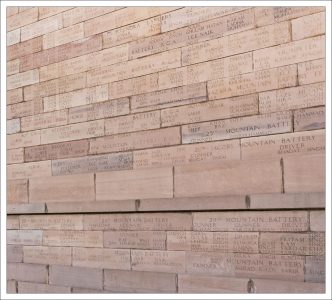 На арке "Ворота Индии" вырезано более 90 000 имён воинов.