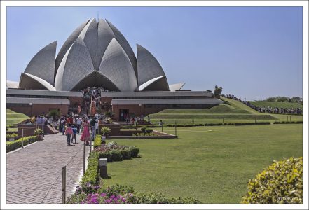 По данным национального туристического агентства Индии, Храм Лотоса ежегодно посещает около 4 миллионов человек, что делает его одним из самых популярных в мире зданий религиозного характера.