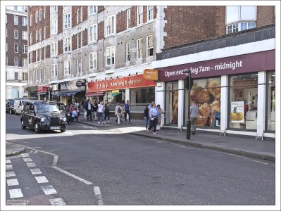 Торговая улица Queensway в западном Лондоне.