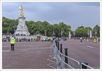 Охрана на маршруте, которым обычно ходят королевские гвардейцы.