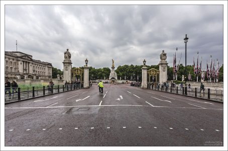 Улица Spur rd, отходящая от Королевского сада перед Букингемским дворцом.
