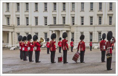 Охраняет Елизавету II Королевская гвардия по прозвищу Bearskins, т.е. «Медвежьи шкуры». Хотя в данном случае больше подходит «медвежьи шапки» – благодаря им английские гвардейцы узнаваемы по всему миру.