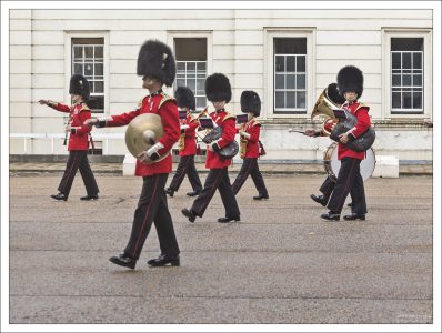 Отдельного внимания заслуживает оркестр королевской гвардии Великобритании, который то и дело удивляет весь мир выбором музыкальных композиций.