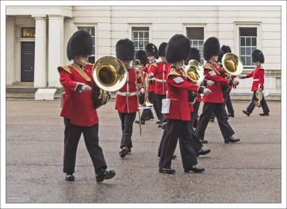 Во время государственного визита короля Саудовской Аравии, оркестр валлийской гвардии вместо традиционного гимна сыграл «Имперский марш» из «Звездных войн».