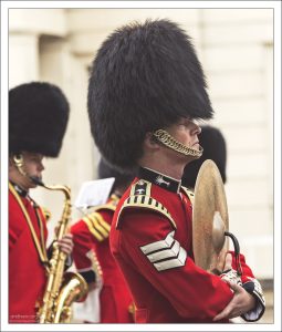 Стандартная шапка “bearskin” имеет высоту 18 дюймов (46 см), весит 1,5 фунта (680 грамм), и изготовлена из меха канадского черного медведя.