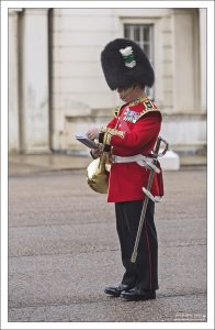 Издалека кажется, что мундиры гвардейцев одинаковы. Но это только на первый взгляд. Если присмотреться, то можно увидеть, что пуговицы на них нашиты по-разному. У валлийских – по пять, с промежутком, у колдстримских – по две.