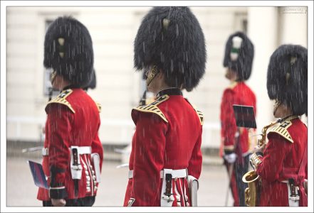 На протяжении многих лет армия пытается искать альтернативы. Но эксперименты с нейлоном и крашеной овчиной были признаны неудачными: шапки выглядели неопрятными, с торчащим в разные стороны мехом, пропитанным дождем, что делало гвардейцев похожими на панков.