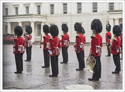 “Bearskins” должны выдерживать британскую погоду, и быть защищены от статического электричества. Сделанные из искусственного меха шапки впитывают воду, гвардейцы вынуждены стоять с килограммами жидкости на голове.