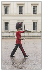 Традиция носить “bearskins” была заимствована британцами у соседей.
Изначально высокие медвежьи шапки появились в 17-м веке в качестве головного убора гренадеров в армиях Франции и Испании. Широкое распространение получили во время наполеоновских войн.