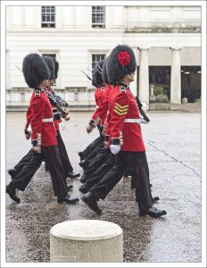 Шапки имели двойное назначение: благодаря им, гренадеры, и без того высокие, казались еще выше, особенно издалека, что угнетающе действовало на противника. А также, солдаты противника непроизвольно целились выше, и часть пуль, которые иначе попали бы в голову, просто прошивали пустые внутри шапки.